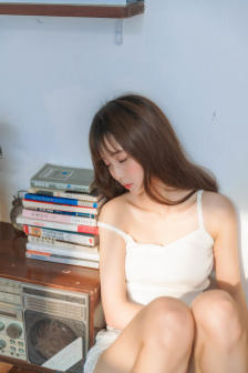 男同桌伸进衣服里捏我的胸